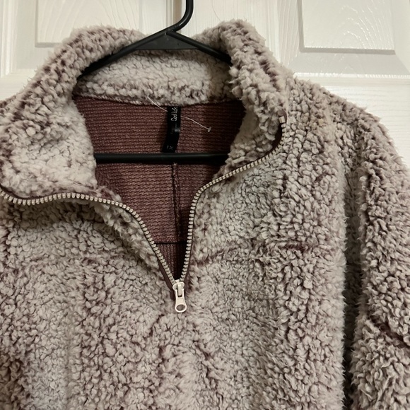 Indulge in the comfortable & welcoming warmth of a gentle rose-colored pullover - Picture 4 of 8